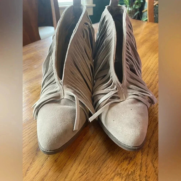 Beast Fringe leather heeled booties Size 8.5 GUC! Bin D - Picture 2 of 8